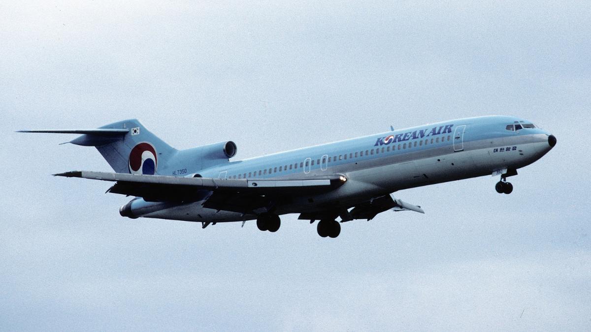 I have a vivid memory from my childhood in the 1980s of watching planes fly over my house. The Boeing 727 was one of the most unforgettable planes to 